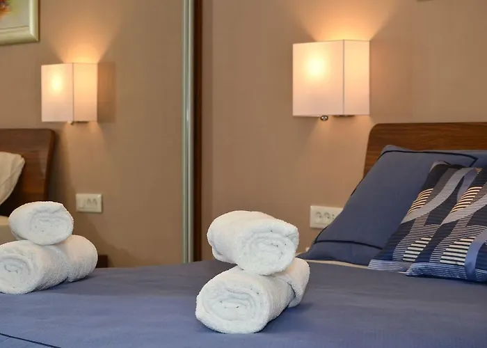 Brand New Luxury Blue Gallery Split